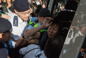 DETIDOS NOVE ATIVISTAS PRÓ-DEMOCRACIA EM HONG KONG