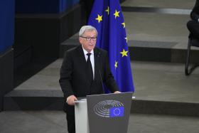 JUNCKER CHAMA “RIDÍCULO” A PE VAZIO EM DEBATE MALTÊS E TAJANI REPREEENDE-O