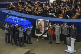 EUROPA HOMENAGEIA HELMUT KOHL, “UM VERDADEIRO EUROPEU”