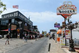 RUA DA OURA É QUASE UMA MINI LAS VEGAS QUE ATRAI TURISTAS E EXCESSOS