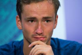 DANIIL MEDVEDEV MULTADO POR CONDUTA INCORRETA PARA COM MARIANA ALVES