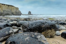 DERRAME DE NAFTA INTERDITA DUAS PRAIAS EM PENICHE, SEM AFETAR RESTANTES ZONAS BALNEARES