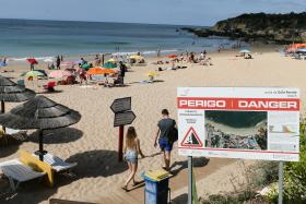 ALBUFEIRA ALERTA BANHISTAS PARA RISCOS DE QUEDA DAS ARRIBAS