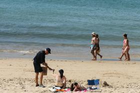 PRAIA DOS SALGADOS EM ALBUFEIRA, NO ALGARVE, REABERTA A BANHOS