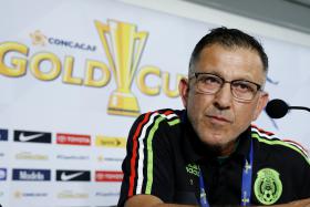 SELECIONADOR DO MÉXICO RECEBIDO PELOS ADEPTOS COM GRITOS E INSULTOS