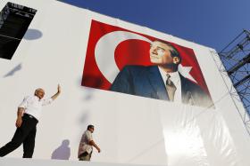 CENTENAS DE MILHARES DE PESSOAS NO FINAL DA MARCHA PELA JUSTIÇA NA TURQUIA
