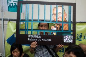 LIU XIAOBO SOFRE FALÊNCIA RESPIRATÓRIA MAS FAMÍLIA REJEITA ENTUBÁ-LO — HOSPITAL