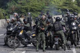 POPULAÇÃO BLOQUEA RUAS DE VÁRIAS CIDADES NA VENEZUELA EM PROTESTO CONTRA A ASSEMBLEIA CONSTITUINTE