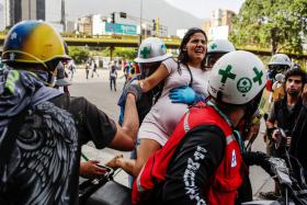 VENEZUELA: UM MORTO E DEZENAS DE FERIDOS EM PROTESTOS