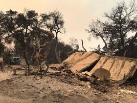 INCÊNDIOS NA CALIFÓRNIA DESTROEM 37 ESTRUTURAS, INCLUINDO CASAS