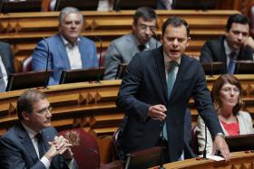 LÍDER PARLAMENTAR DO PSD ACUSA GOVERNO SOCIALISTA DE FAZER COLAPSAR O ESTADO