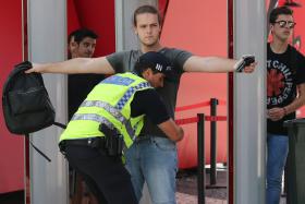 PÓRTICOS DE DETETORES DE METAIS E AGENTES DA PSP DÃO AS BOAS VINDAS AOS FESTIVALEIROS NO SBSR