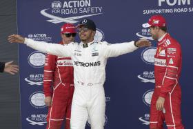 HAMILTON CONQUISTA ‘POLE’ EM SILVERSTONE E APROXIMA-SE DO RECORDE DE SCHUMACHER