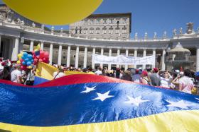 PAPA REZA PELA “AMADA” VENEZUELA, QUE HOJE VOTA SIMBOLICAMENTE POLÍTICAS DE MADURO