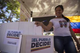VENEZUELA: GRANDE AFLUÊNCIA PARA PARTICIPAR EM PLEBISCITO SIMBÓLICO CONTRA MADURO