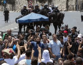 UM PALESTINIANO MORTO E DEZENAS DE FERIDOS EM CONFRONTOS EM JERUSALÉM ORIENTAL