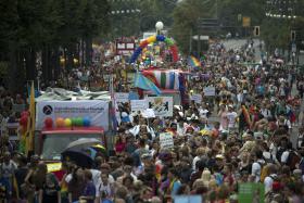 MILHARES EM BERLIM NA PRIMEIRA MARCHA APÓS LEGALIZAÇÃO DE CASAMENTO HOMOSSEXUAL