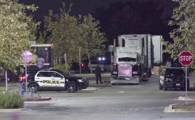 QUATRO PESSOAS ENCONTRADAS VIVAS NO CAMIÃO ESTACIONADO NO TEXAS COM MIGRANTES