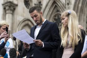 PAIS DO BEBÉ CHARLIE GARD PEDEM AO JUÍZ QUE DEIXE A CRIANÇA IR MORRER A CASA
