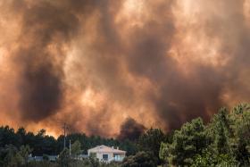 FOGO ESTÁ “NAS COSTAS” DE PROENÇA-A-NOVA, NÃO HÁ PRIMEIRAS HABITAÇÕES QUEIMADAS