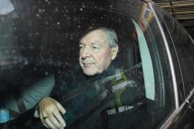 CARDEAL PELL, ACUSADO DE PEDOFILIA, COMPARECE EM TRIBUNAL AUSTRALIANO