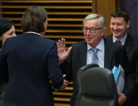 JUNCKER ADVERTE EUA SOBRE POSSÍVEL IMPACTO NA UE DE SANÇÕES CONTRA MOSCOVO