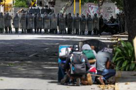 VENEZUELANOS PARAM CARACAS EM 2º DIA DE GREVE APÓS CONFRONTOS COM MORTOS NO 1º DIA