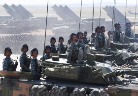 EXÉRCITO DE LIBERTAÇÃO POPULAR DA CHINA ASSINALA 90.º ANIVERSÁRIO COM DESFILE MILITAR