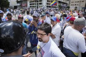 OPOSIÇÃO VENEZUELANA SUSPENDE PROTESTOS EM CARACAS E DENUNCIA “BRUTAL” REPRESSÃO