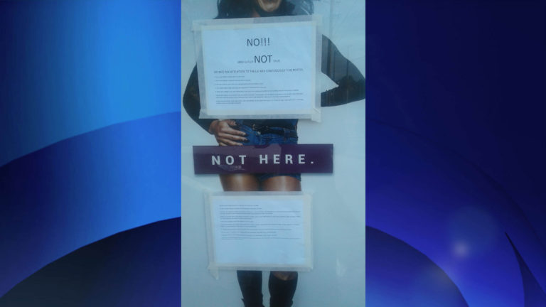 CARTAZES DE TORONTO PROMOVENDO A DIVERSIDADE DE GÉNERO DESFIGURADOS