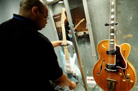 RENEGOCIAÇÃO DO NAFTA PODE AFETAR FABRICO DE GUITARRAS ELÉTRICAS