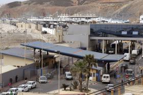 CERCA DE 200 MIGRANTES PASSAM POSTO FRONTEIRIÇO DE CEUTA, ESPANHA, A CORRER