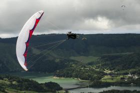 HOMEM SOFRE FERIMENTOS GRAVES EM ATERRAGEM DE PARAPENTE EM LINHARES DA BEIRA