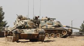 TURQUIA REFORÇA PRESENÇA MILITAR NA FRONTEIRA SÍRIA