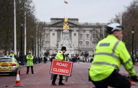 POLÍCIA ATACADO JUNTO AO PALÁCIO DE BUCKINGHAM, LONDRES, UM HOMEM DETIDO
