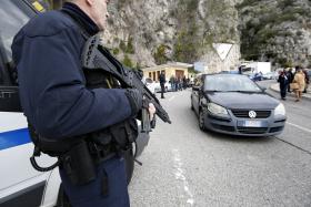 EMIGRANTE PORTUGUÊS EM FRANÇA ABATIDO PELA POLÍCIA APÓS AMEAÇAS COM FACA