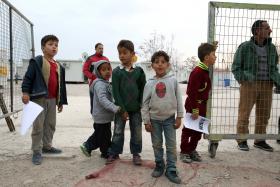 AUMENTA O NÚMERO DE CRIANÇAS REFUGIADAS DETIDAS EM CELAS DE POLÍCIA NA GRÉCIA