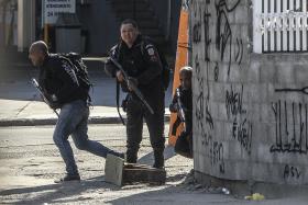 MILHARES DE MILITARES E POLÍCIAS CONTRA GANGUES EM QUATRO FAVELAS DO RIO DE JANEIRO