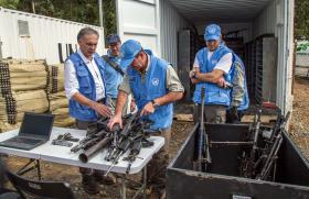 ONU COMEÇA A RETIRAR ARMAS REBELDES DE CAMPOS NA COLÔMBIA