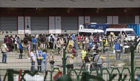 POLÍCIA FRANCESA EVACUA ACAMPAMENTOS COM MAIS DE MIL IMIGRANTES EM PARIS