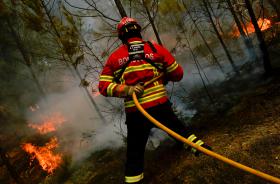FOGO CHEGA A CASAS EM FOLGOSA, SANTO TIRSO, BOMBEIRO HOSPITALIZADO