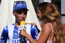 VOLTA A PORTUGAL: A FELICIDADE DE RUI VINHAS PELO ‘IRMÃO’ RAÚL ALARCÓN