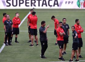 BENFICA E VITÓRIA DE GUIMARÃES DISCUTEM SUPERTAÇA EM AVEIRO