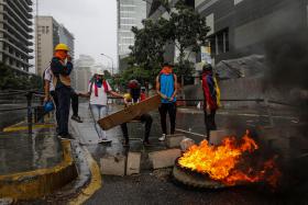 VENEZUELA: PORTUGUESA FERIDA AO ENFRENTAR VEÍCULO MILITAR EM MANIFESTAÇÃO