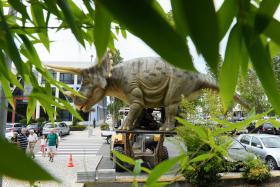 VINTE MODELOS DE DINOSSAUROS EM TAMANHO REAL À “SOLTA” NA VILA DA LOURINHÃ