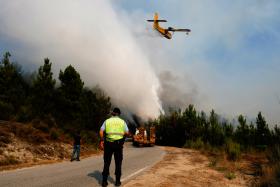 REACENDIMENTO “COMPLEXO” EM TÁBUA MOBILIZA MAIS DE 400 BOMBEIROS E 7 MEIOS AÉREOS