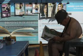 BIBLIOTECAS DE PRAIA AGRADAM A BANHISTAS E AJUDAM A PROMOVER HÁBITOS DE LEITURA