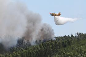MAIS DE 10 MEIOS AÉROS MOBILIZADOS PARA INCÊNDIOS EM SANTARÉM E SETÚBAL