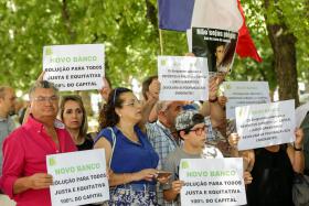 MAIS DE 300 EMIGRANTES LESADOS PELO BES PROTESTAM NO NOVO BANCO E VÃO ATÉ BDP