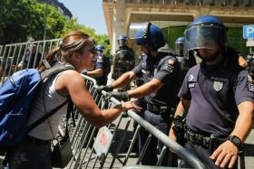 CERCA DE 20 EMIGRANTES LESADOS DO EX-BES LEVANTAM E EMPURRAM GRADES CONTRA A POLÍCIA